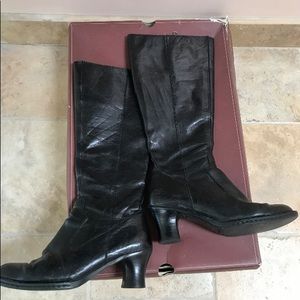 Born boots. Newly reheeled. Kept in box!